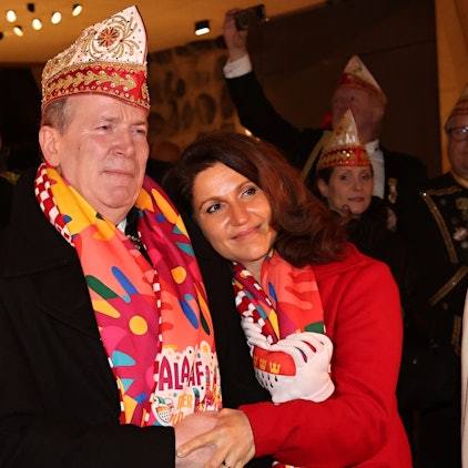 Christoph Kuckelkorn weint neben seiner Frau Katia.