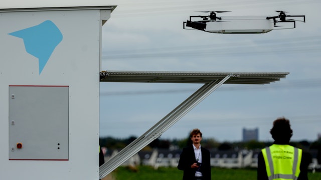 Das Kölner Start-Up Unternehmen Urban Ray präsentiert bei einer Vorführung in Pulheim bei Köln eine Drohne für die Medizinlogistik - Die Drohne landet in der Paketstation.