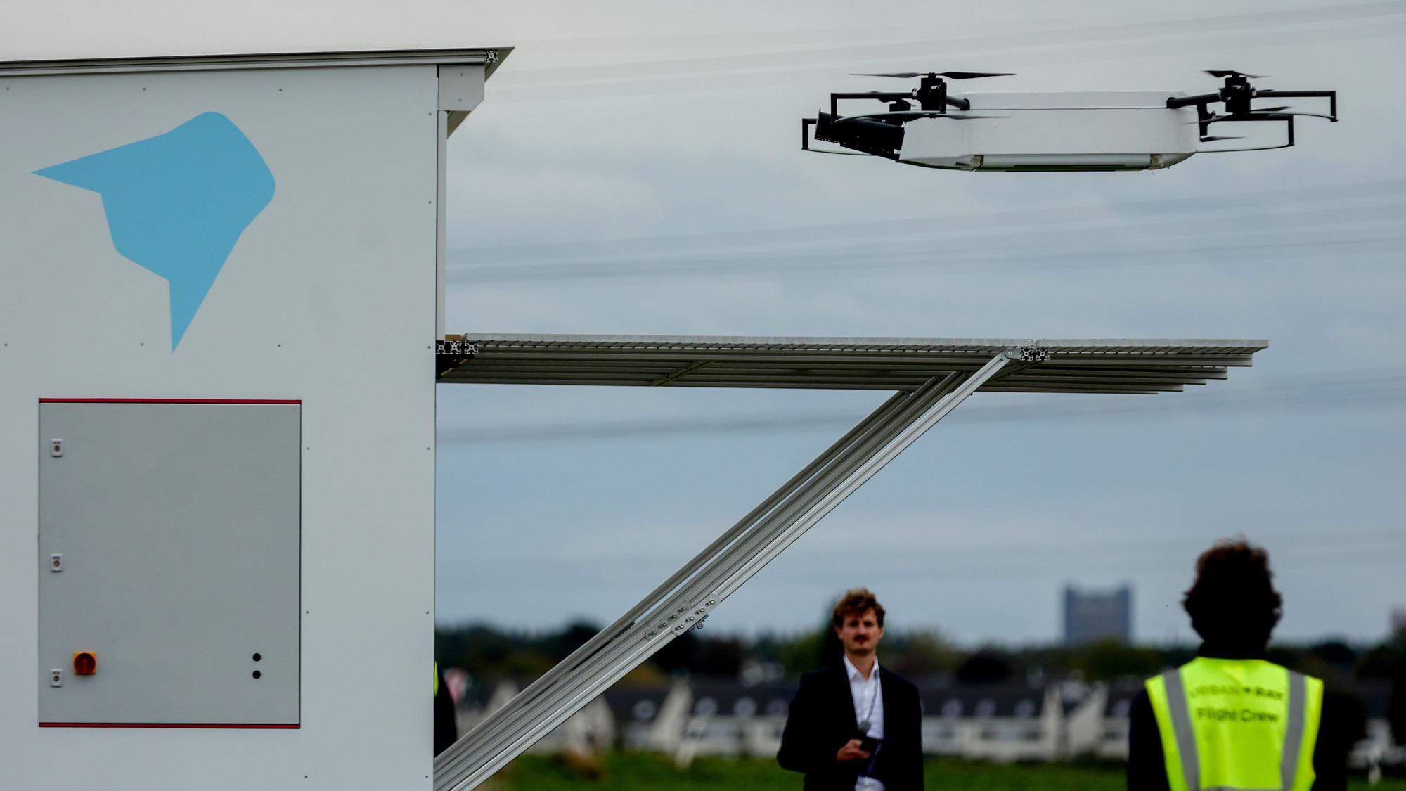 Das Kölner Start-Up Unternehmen Urban Ray präsentiert bei einer Vorführung in Pulheim bei Köln eine Drohne für die Medizinlogistik - Die Drohne landet in der Paketstation.