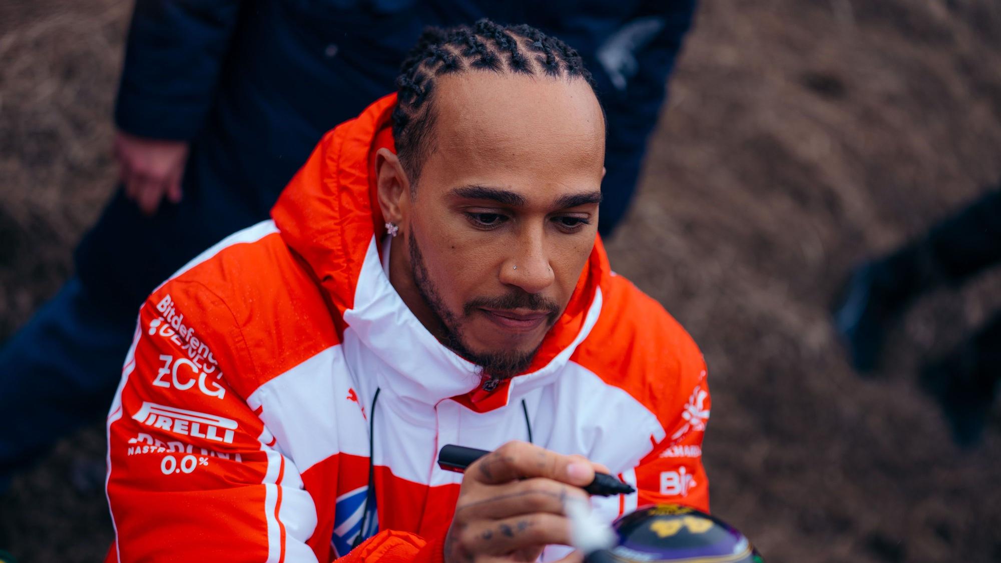 Lewis Hamilton steht bei Ferrari unter Vertrag.
