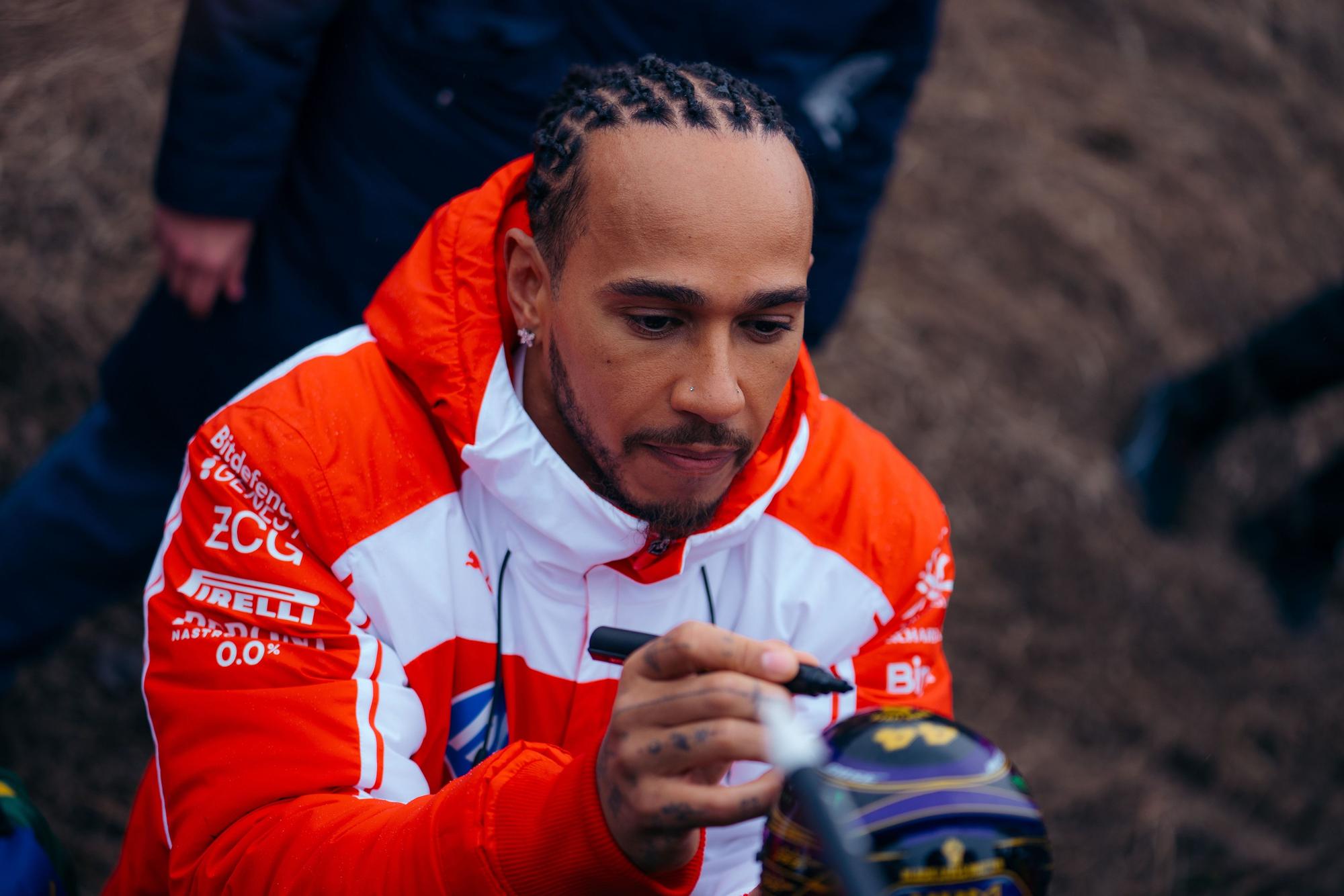 Lewis Hamilton im Ferrari-Overall.