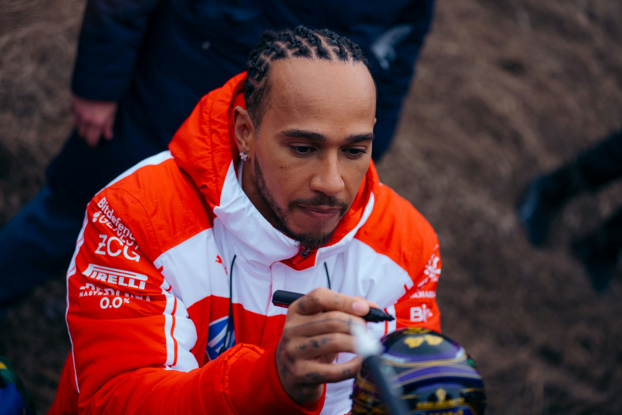 Lewis Hamilton im Ferrari-Overall.