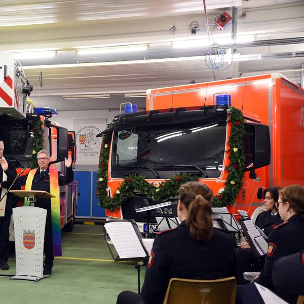 Die Feuerwehr Bergneustadt während der Fahrzeugübergabe und Weihe der zwei neuen Einsatzwagen.