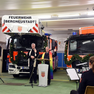 Die Feuerwehr Bergneustadt während der Fahrzeugübergabe und Weihe der zwei neuen Einsatzwagen.