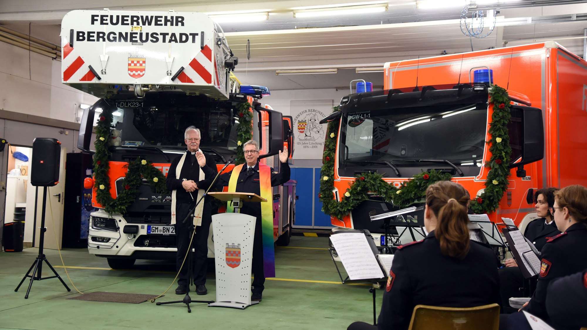 Die Feuerwehr Bergneustadt während der Fahrzeugübergabe und Weihe der zwei neuen Einsatzwagen.