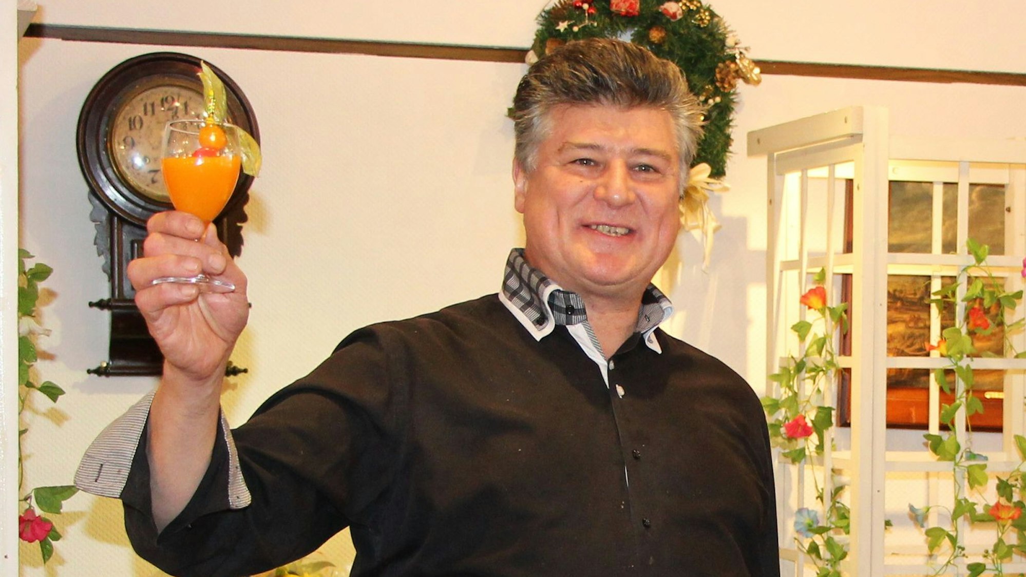 Beim Neujahrsempfang für das Siegburger Kinderheim Pauline von Mallinckrodt stieß Siegbert Perstl mit seinen Gästen gleich zu Beginn an.