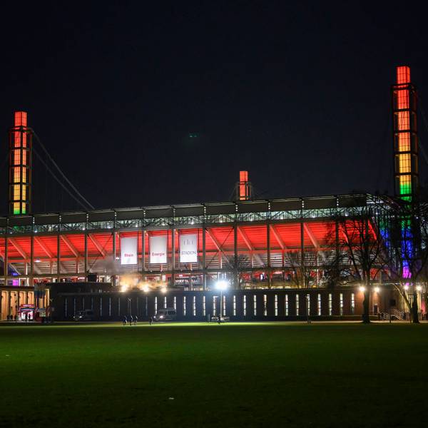 Das Rhein-Energie-Stadion erstrahlt zum „Diversity Day“ in Regenbogenfarben.