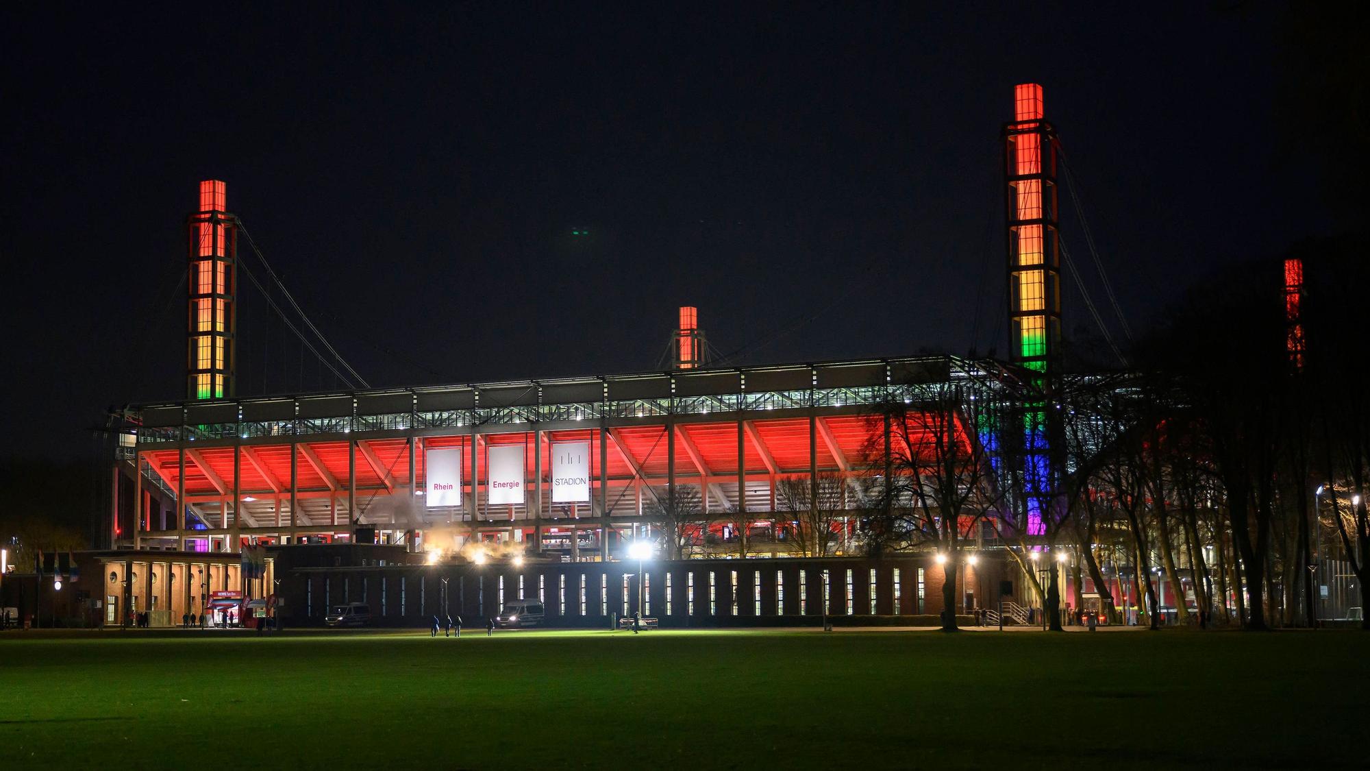 Das Rhein-Energie-Stadion erstrahlt zum „Diversity Day“ in Regenbogenfarben.