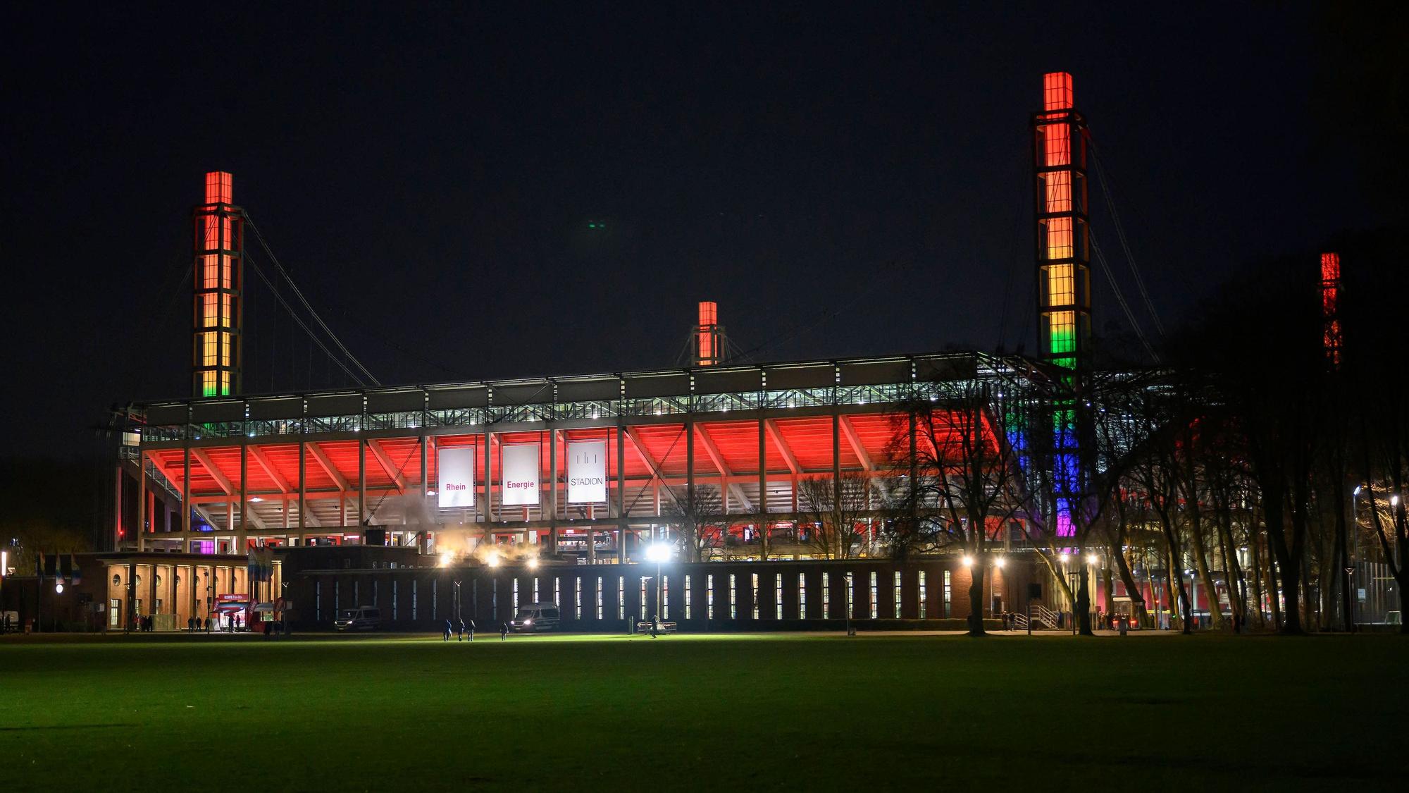 Das Rhein-Energie-Stadion erstrahlt zum „Diversity Day“ in Regenbogenfarben.