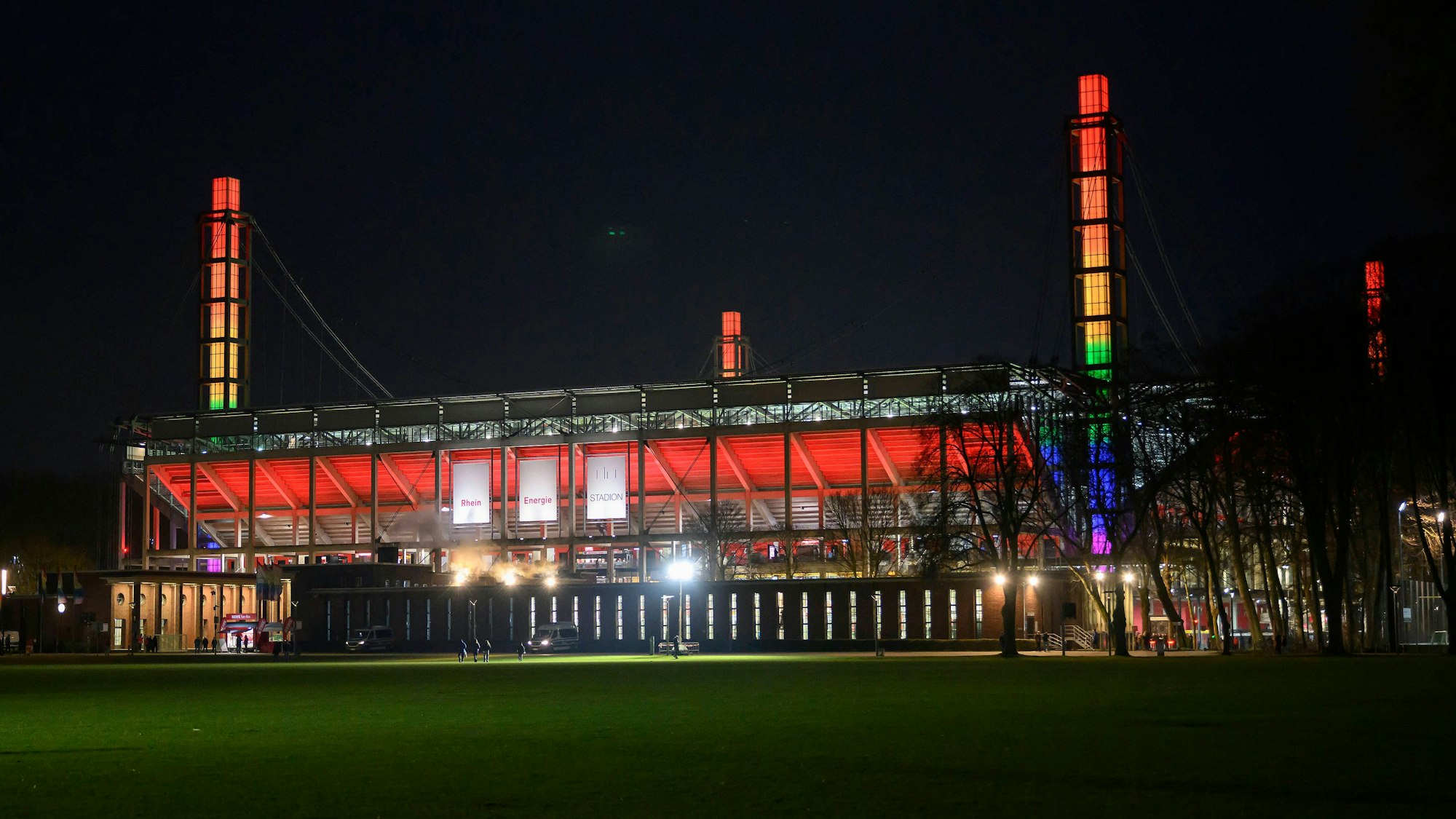 Das Rhein-Energie-Stadion erstrahlt zum „Diversity Day“ in Regenbogenfarben.