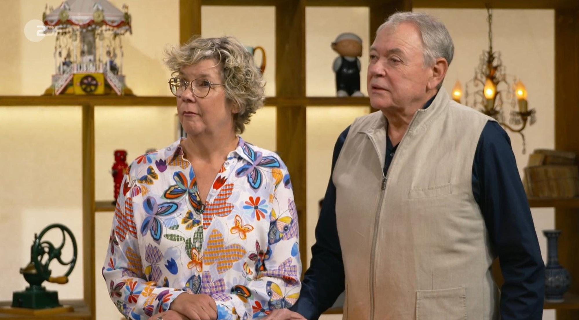 Das Ehepaar Seegers bei „Bares für Rares“. Sowohl Petra (l.) als auch Ekkehard Seegers haben lange Jahre für Bayer gearbeitet.