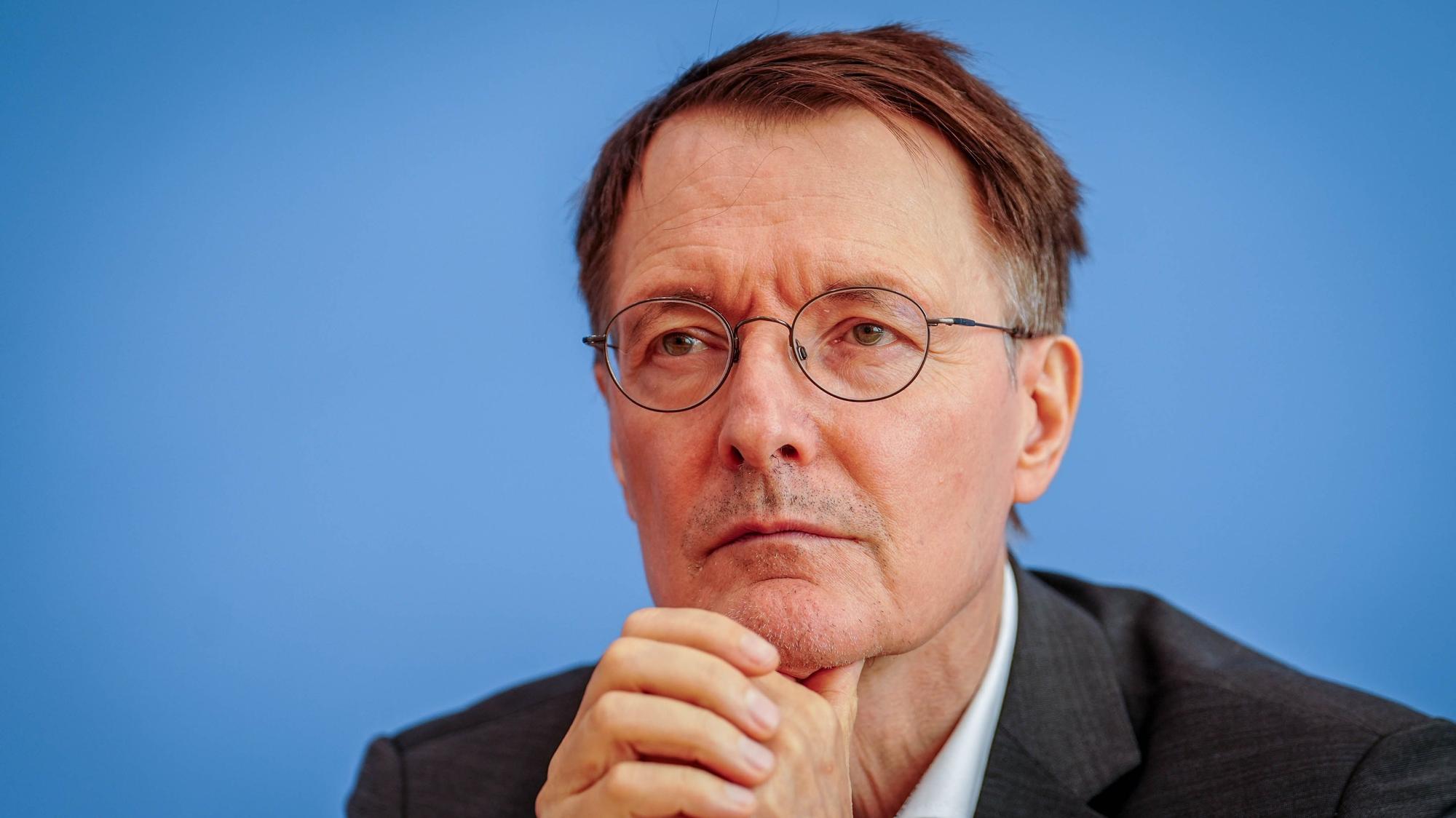 Karl Lauterbach (SPD): „Es gibt größere Gefahren für die Gesundheit als einen zu hohen Salzkonsum.“ (Archivbild)