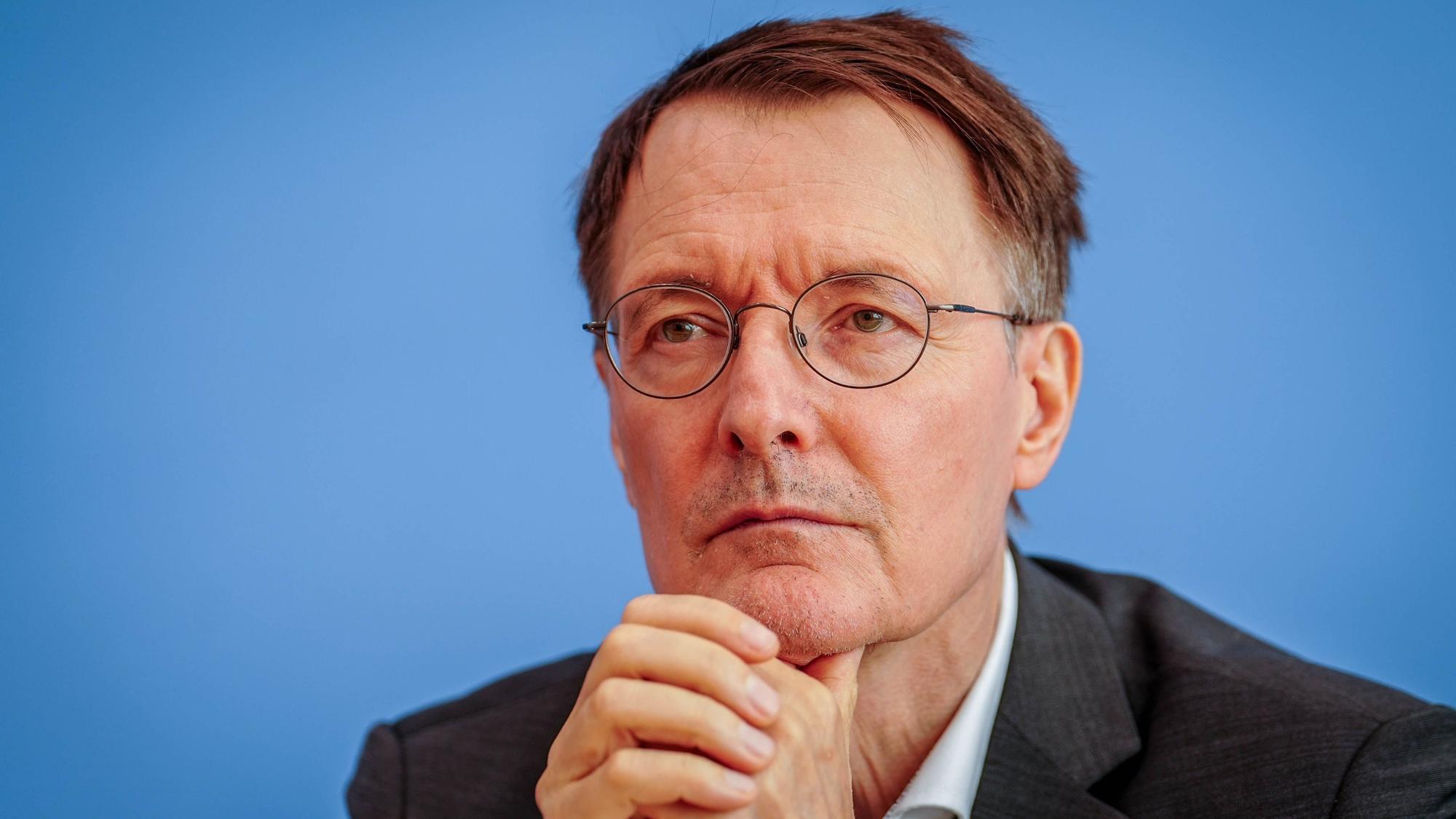 Karl Lauterbach glaubt nicht an eine Pandemie durch das Hantavirus, rät aber dazu, die Situation keinesfalls zu unterschätzen.