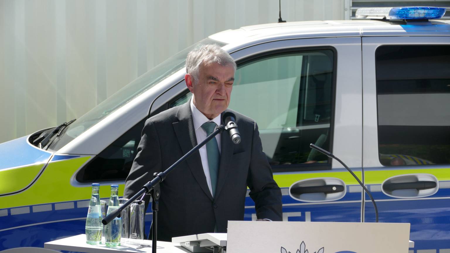 NRW-Innenminister Herbert Reul (CDU) spricht vor Polizisten.