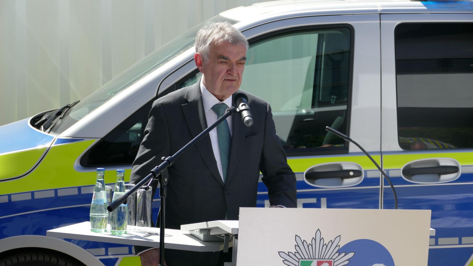 NRW-Innenminister Herbert Reul (CDU) spricht vor Polizisten.