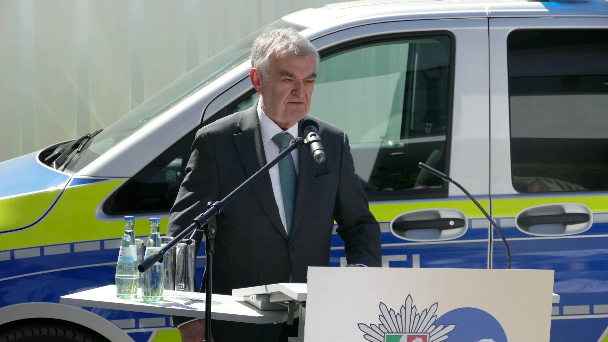 NRW-Innenminister Herbert Reul (CDU) spricht vor Polizisten.