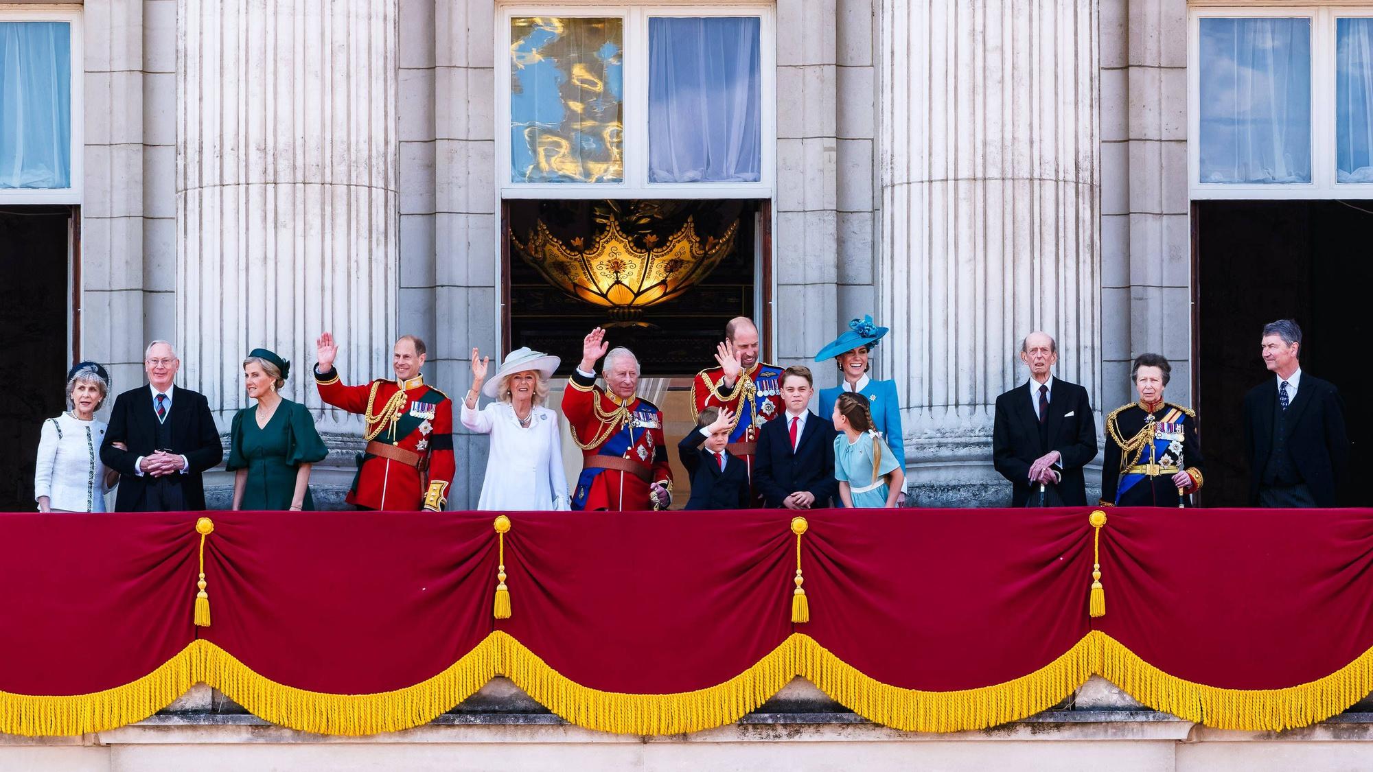 König Charles III., Königin Camilla und die Royals auf dem Balkon.