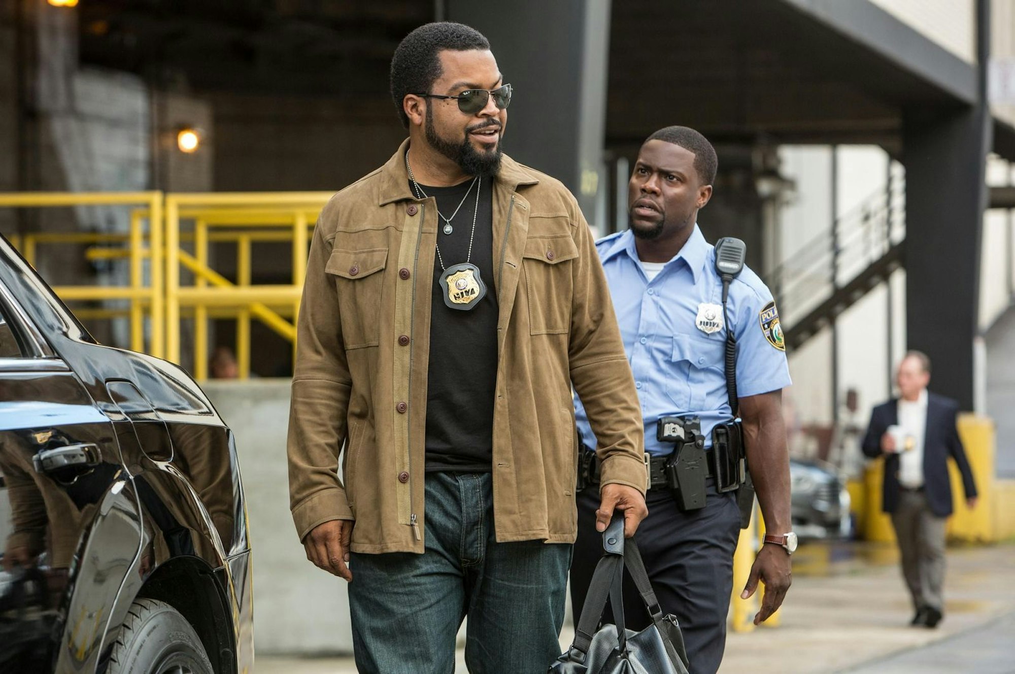 Kleiner Mann, große Klappe: Ben (Kevin Hart, rechts) geht seinem künftigen Schwager James (Ice Cube) gehörig auf die Nerven. (Bild: 2016 Universal Pictures. All Rights Reserved. / Quantrell Colbert)