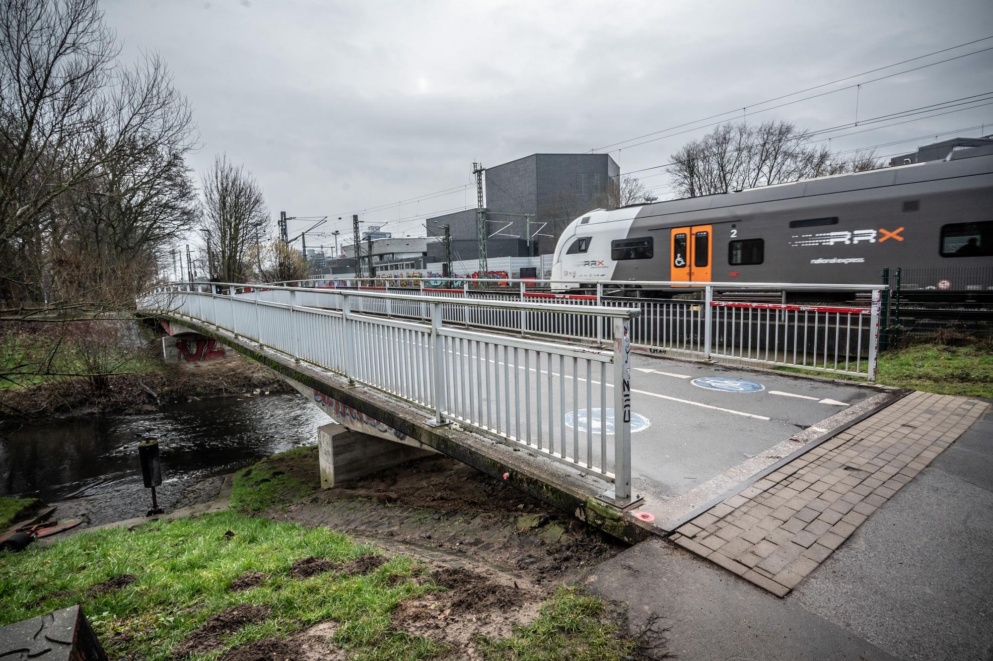 Die Radweg- und Fußgängerbrücke neben der Bahn am Stadtpark wird in der Bundesliga-Sommerpause renoviert. An der Brücke dieses Radwegs über die Rathenaustraße muss ebenfalls gearbeitet werden. Bild: Ralf Krieger