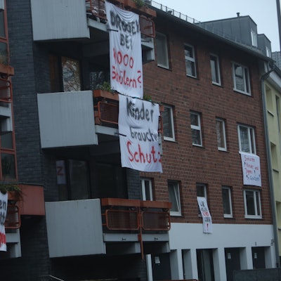 14.01.2026, Köln: Ein Veedel Steht Kopf: Das erste Kölner Suchthilfezentrum (SHZ), auch als Drogenkonsumraum bezeichnet, soll auf einer Fläche am Perlengraben/Wilhelm-Hoßdorf-Straße entstehen. Dort befinde sich eine kleine Wiese zwischen den beiden Straßen. Foto: Arton Krasniqi