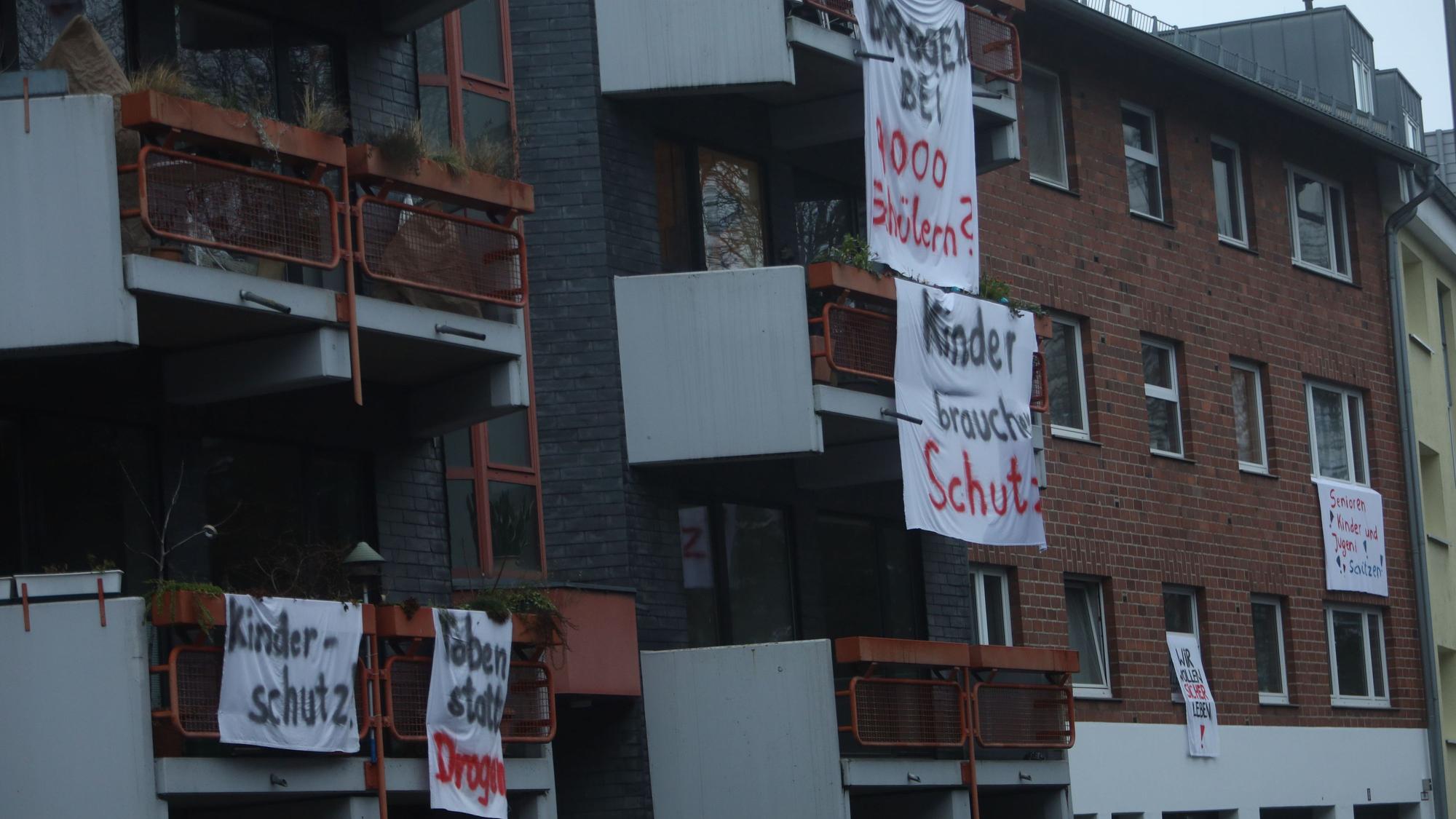 14.01.2026, Köln: Ein Veedel Steht Kopf: Das erste Kölner Suchthilfezentrum (SHZ), auch als Drogenkonsumraum bezeichnet, soll auf einer Fläche am Perlengraben/Wilhelm-Hoßdorf-Straße entstehen. Dort befinde sich eine kleine Wiese zwischen den beiden Straßen. Foto: Arton Krasniqi