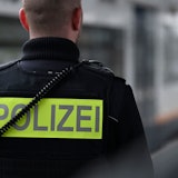 Ein Bundespolizist steht auf einem Gleis eines Bahnhofs. (Symbolbild)