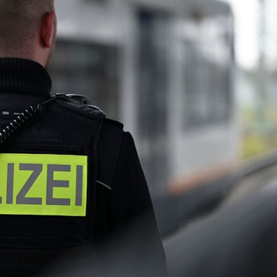 Ein Bundespolizist steht auf einem Gleis eines Bahnhofs. (Symbolbild)