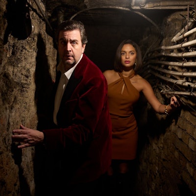 Bastian Pastewka und Tamara Romera Ginés in einer Szene des Krimis «Fabian und die mörderische Hochzeit». Der Krimi läuft am 06.02.2026 in Amazon Prime Video.