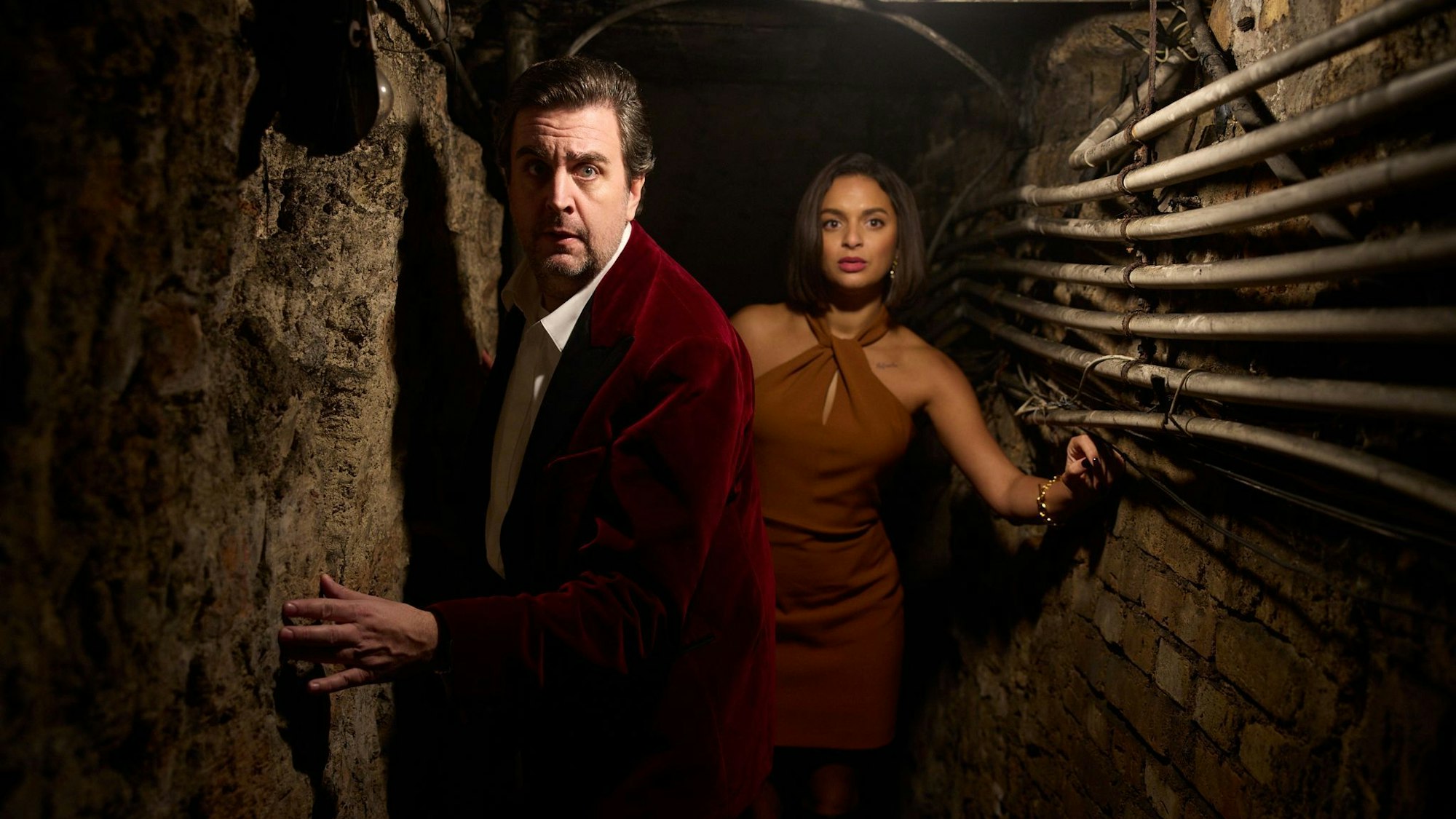 Bastian Pastewka und Tamara Romera Ginés in einer Szene des Krimis «Fabian und die mörderische Hochzeit». Der Krimi läuft am 06.02.2026 in Amazon Prime Video.