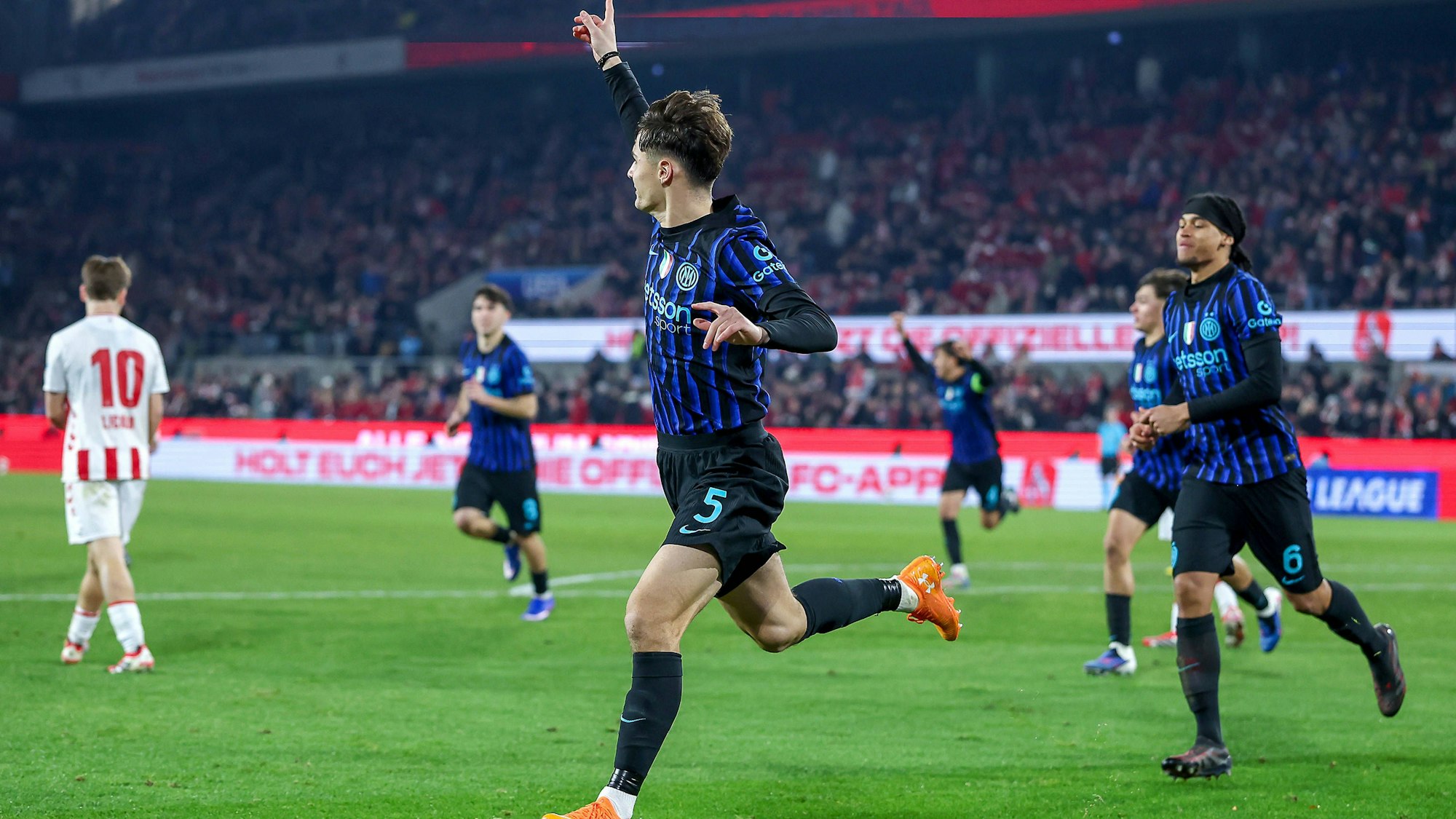 Torjubel nach dem Tor zum 1:0 durch Torschütze Leonardo Bovio