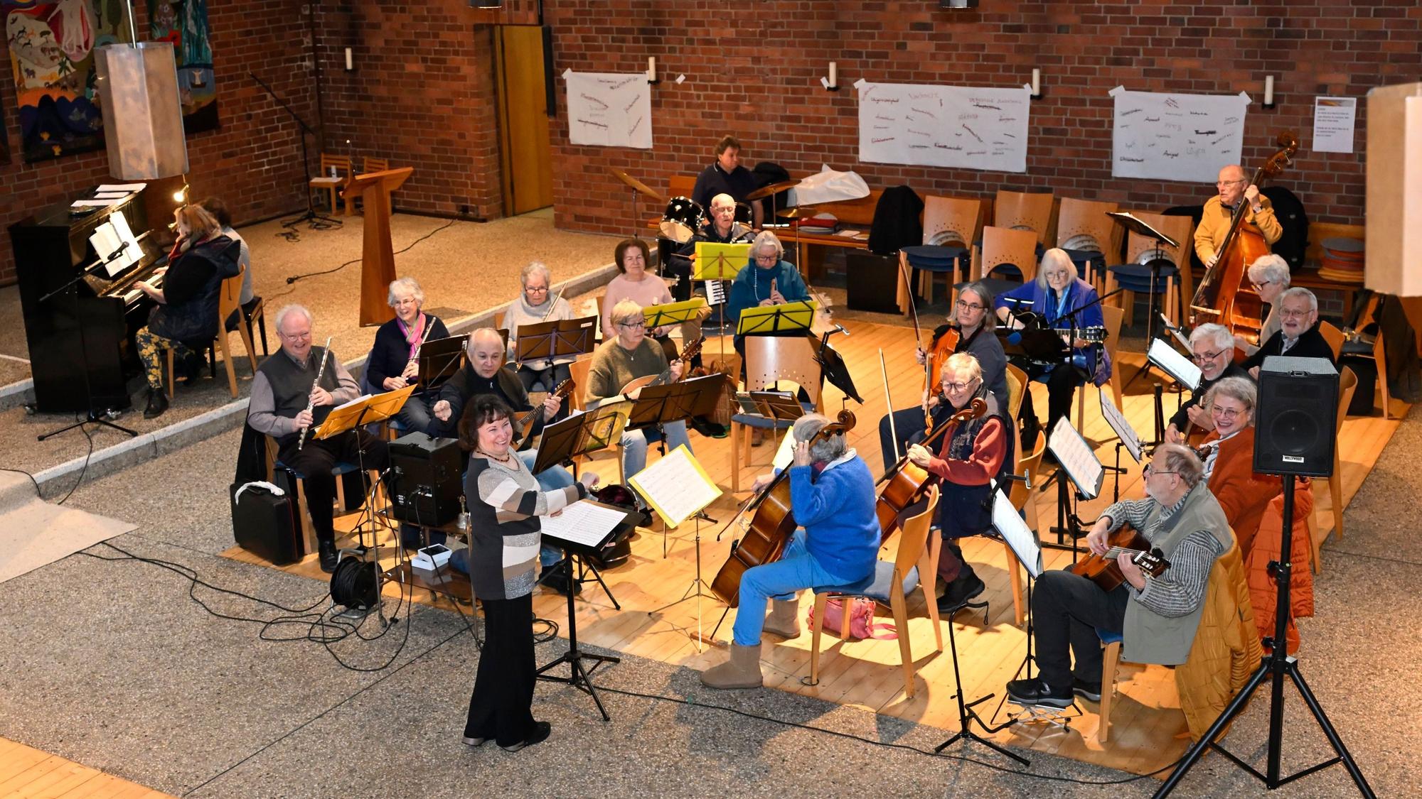 Von oben fotografiert sieht man das ganze Orchester.