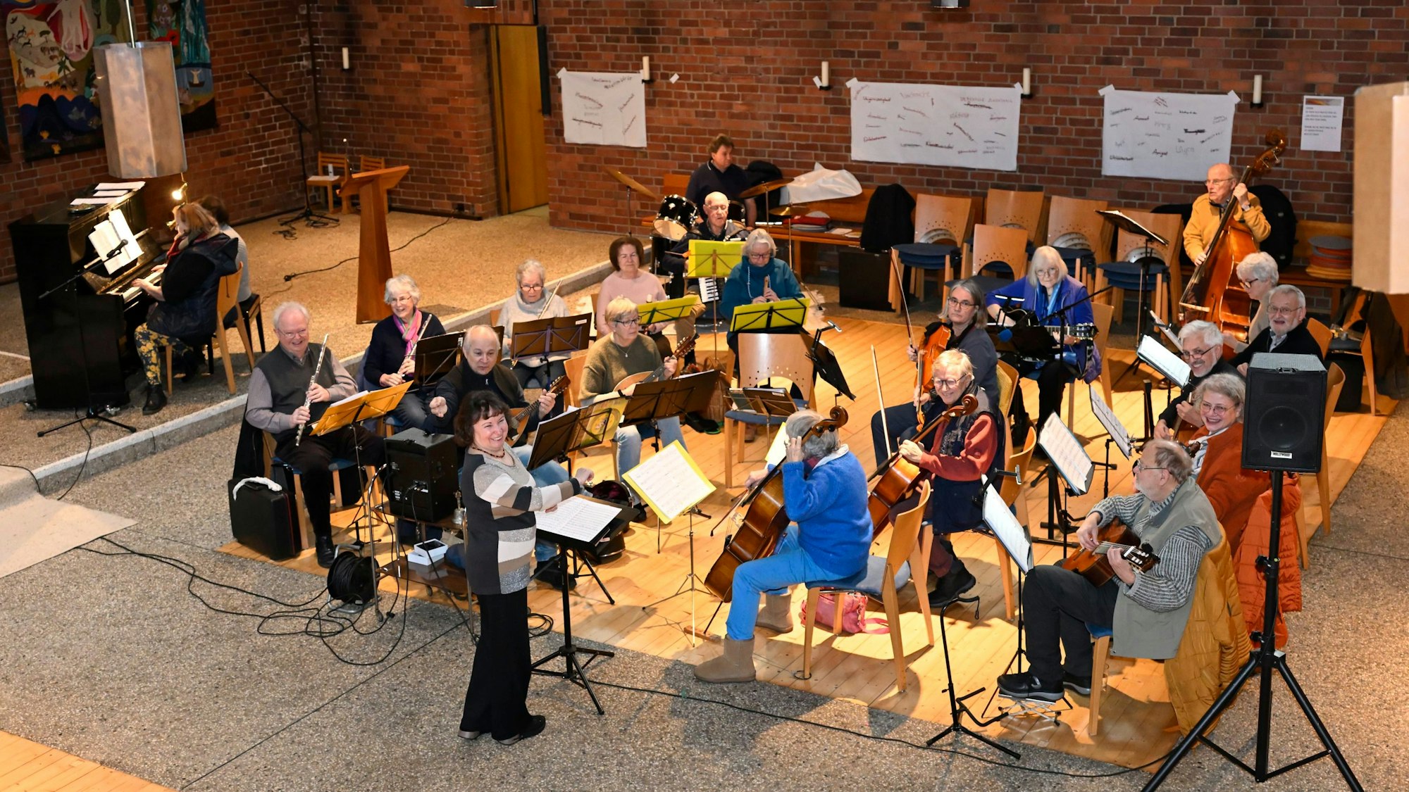 Von oben fotografiert sieht man das ganze Orchester.