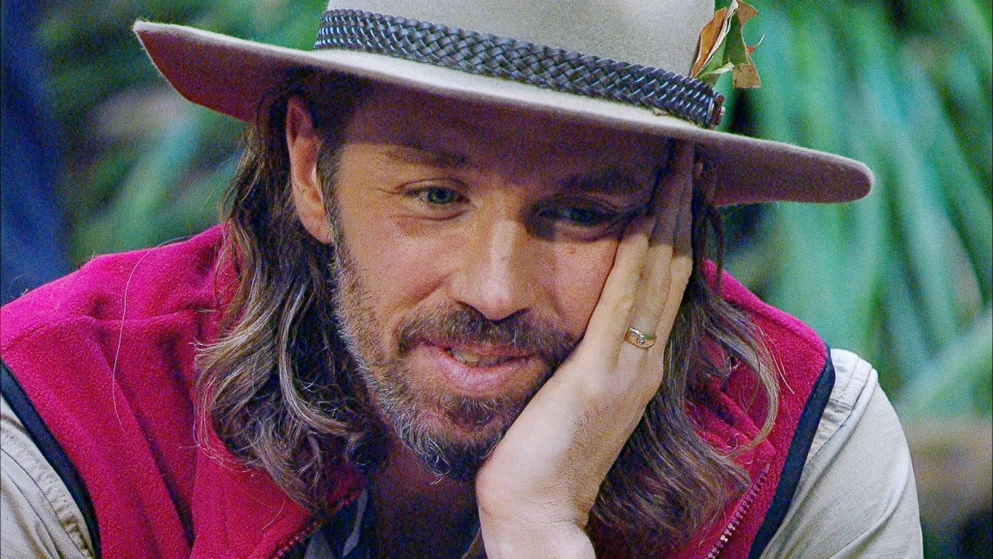 Da konnte Gil noch lachen - vielleicht, weil er immer noch im Camp ist, obwohl die Aufregung über seinen Auftritt bereits vor Beginn groß war. (Bild: RTL)