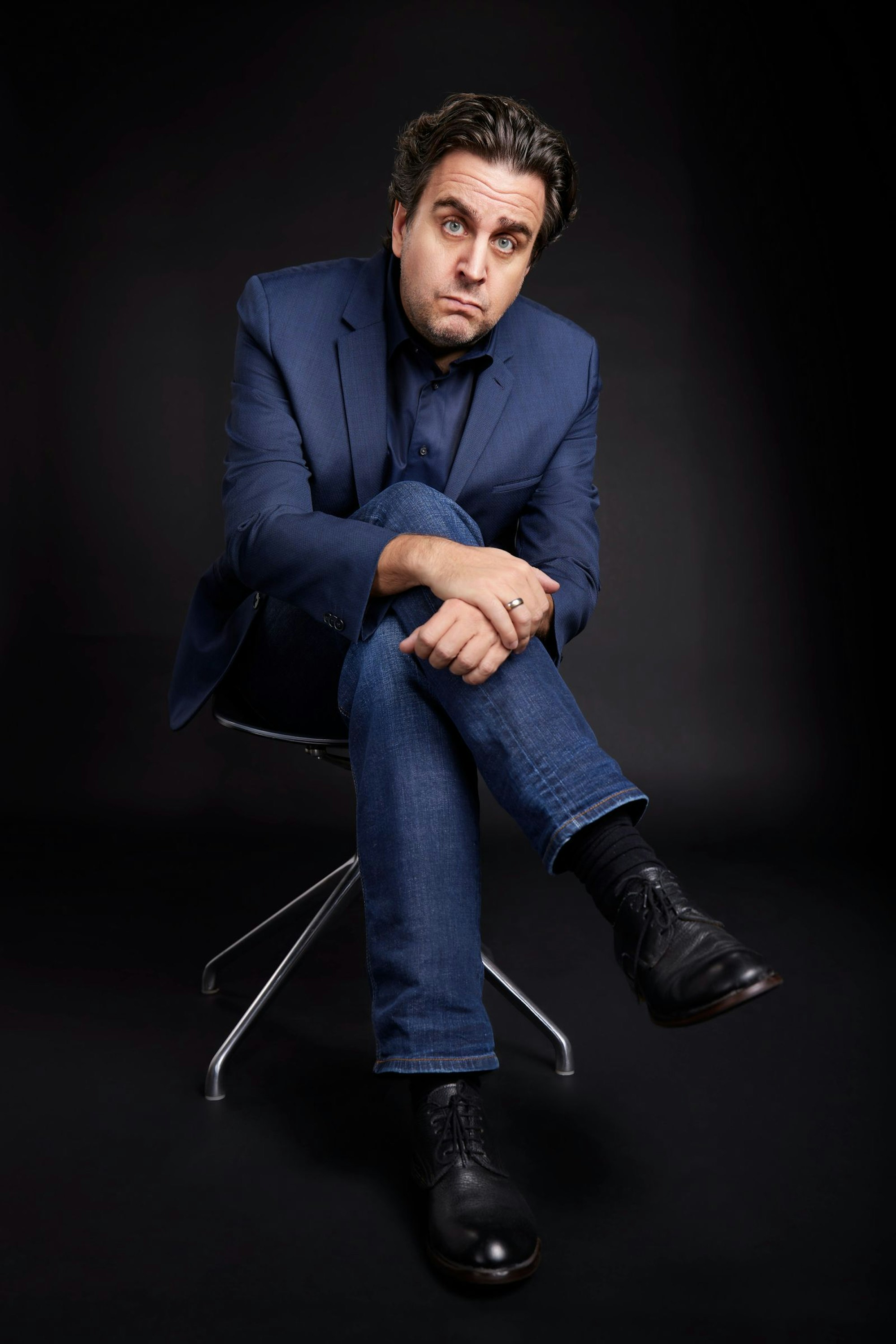 Bastian Pastewka plädiert für mehr Langsamkeit im Krimi, um die Spannung zu steigern: „Die letzte unerträglich spannende Stille fand in 'Twin Peaks' von David Lynch statt“, sagt der 53-Jährige im Interview. (Bild: Boris Breuer)