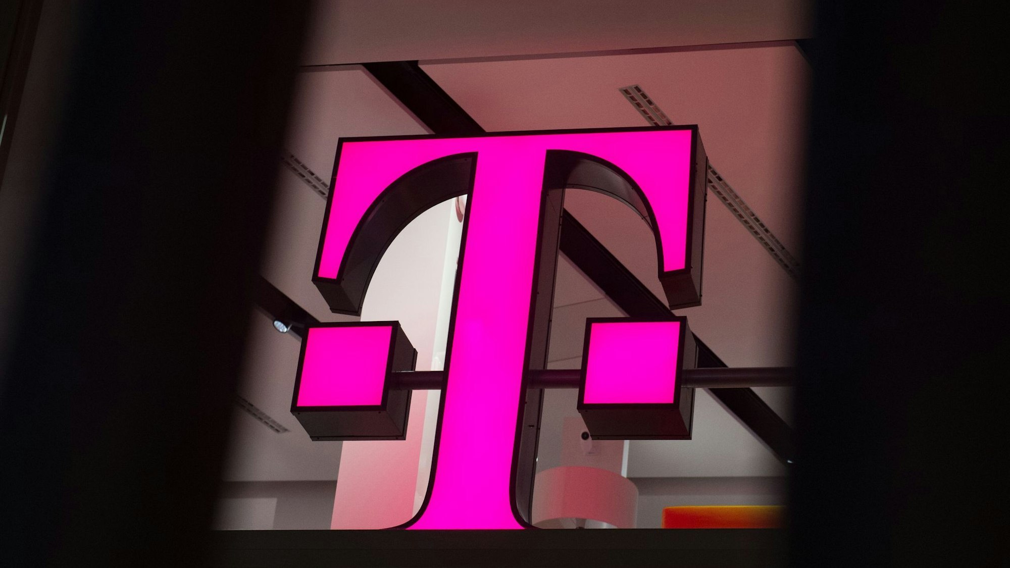 Nvidia und die Deutsche Telekom kooperieren bei einer KI-Fabrik in München.