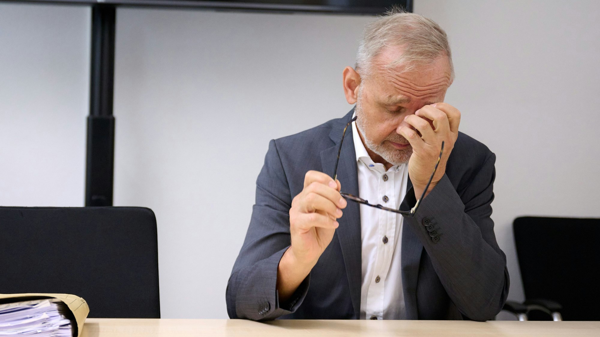 Der Gynäkologe Joachim Volz sitzt im August 2025 vor der Urteilsverkündung im Gerichtssaal. (Archivbild)