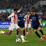 Der Schuss von FC-Stürmer Youssoupha Niang wird von Inter-Spieler Mattia Marello geblockt.