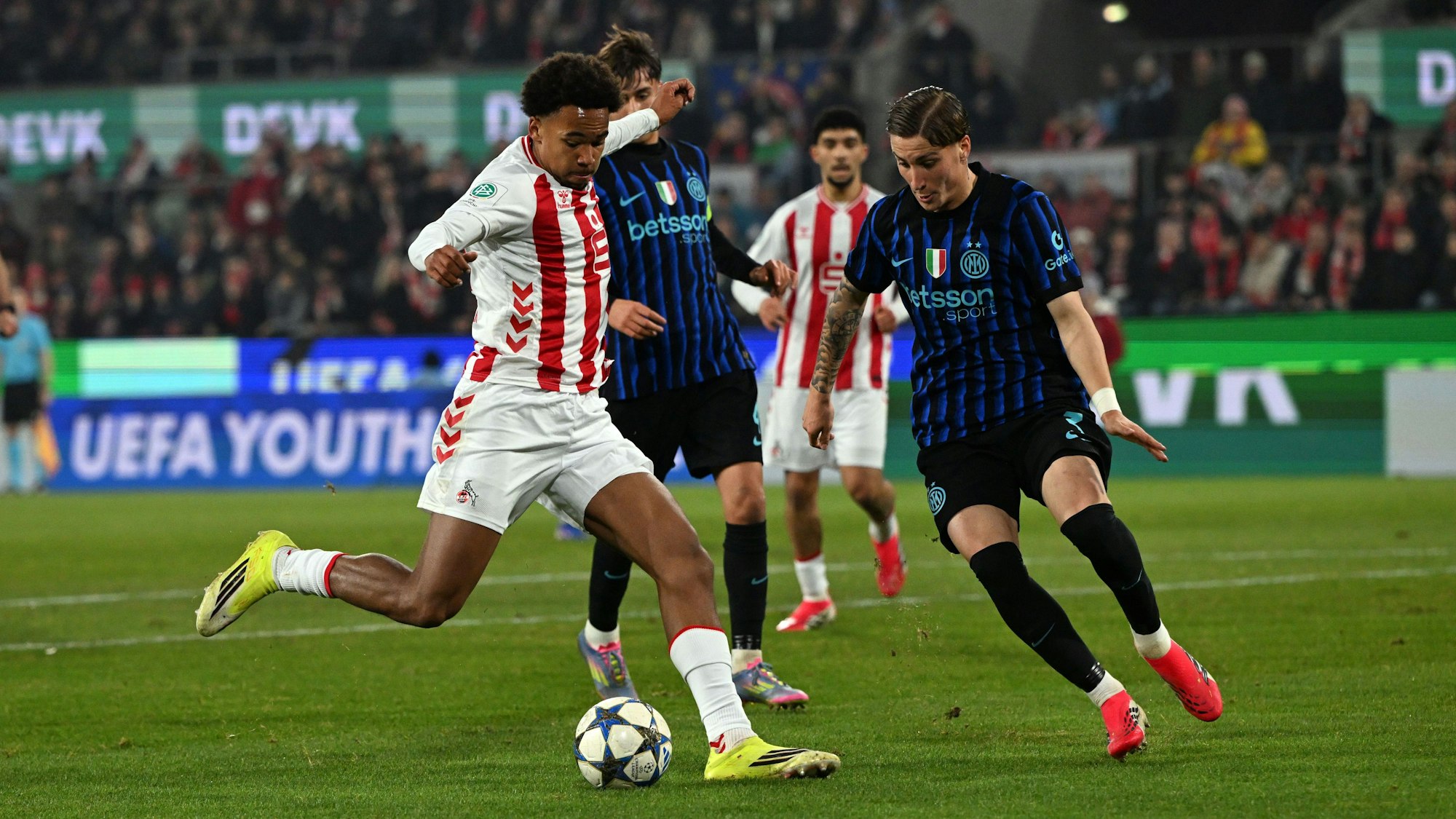 Der Schuss von FC-Stürmer Youssoupha Niang wird von Inter-Spieler Mattia Marello geblockt.