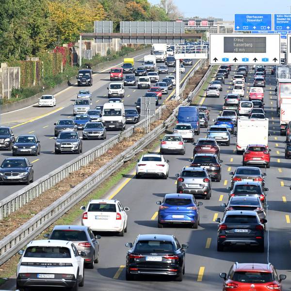 ARCHIV - 26.10.2024, Nordrhein-Westfalen, Leverkusen: Fahrzeuge stauen sich am Leverkusener Kreuz. (zu dpa: «NRW weiter staugeplagt - Essen und Köln mit hoher Belastung») Foto: Roberto Pfeil/dpa +++ dpa-Bildfunk +++
