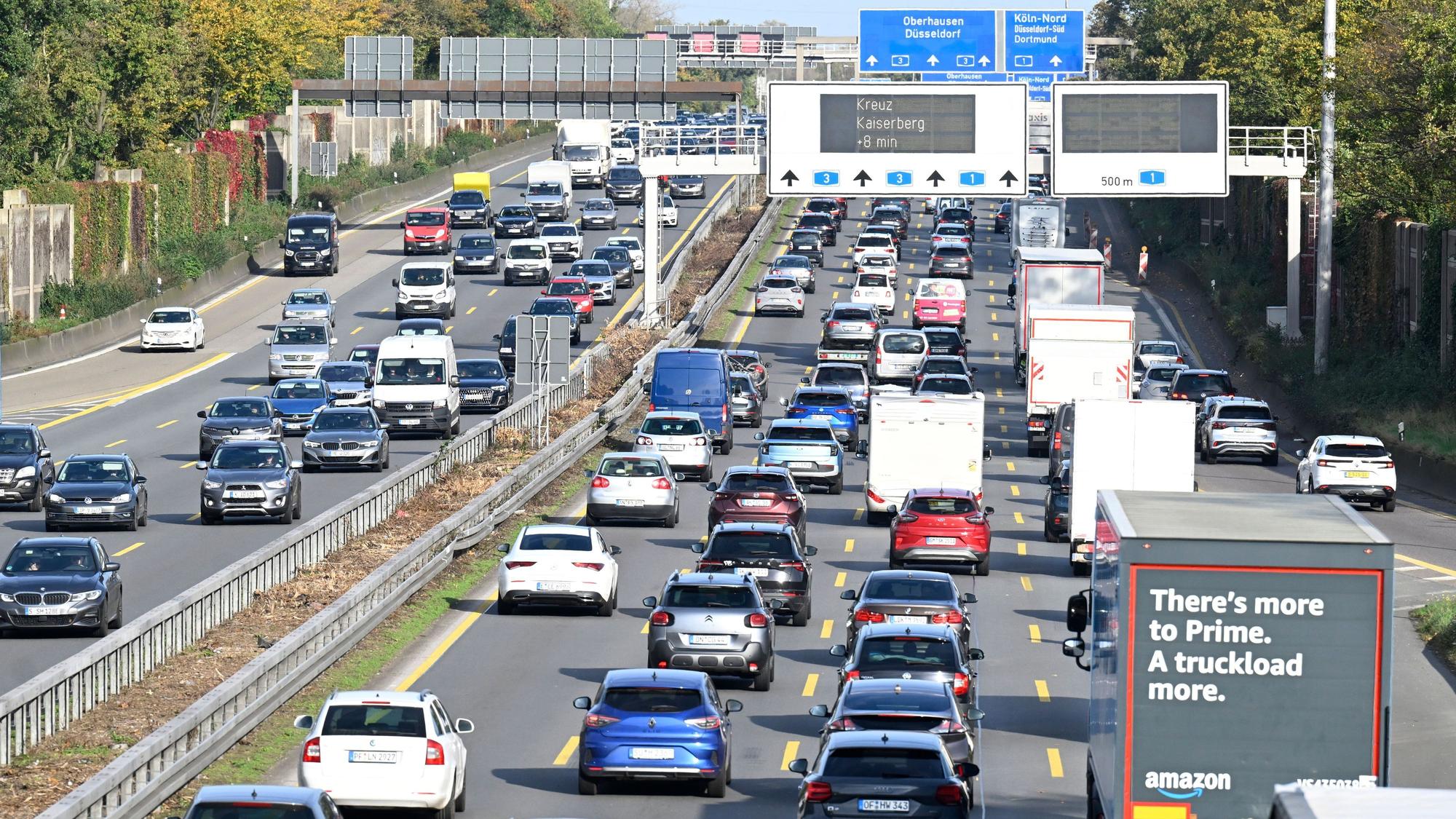 ARCHIV - 26.10.2024, Nordrhein-Westfalen, Leverkusen: Fahrzeuge stauen sich am Leverkusener Kreuz. (zu dpa: «NRW weiter staugeplagt - Essen und Köln mit hoher Belastung») Foto: Roberto Pfeil/dpa +++ dpa-Bildfunk +++