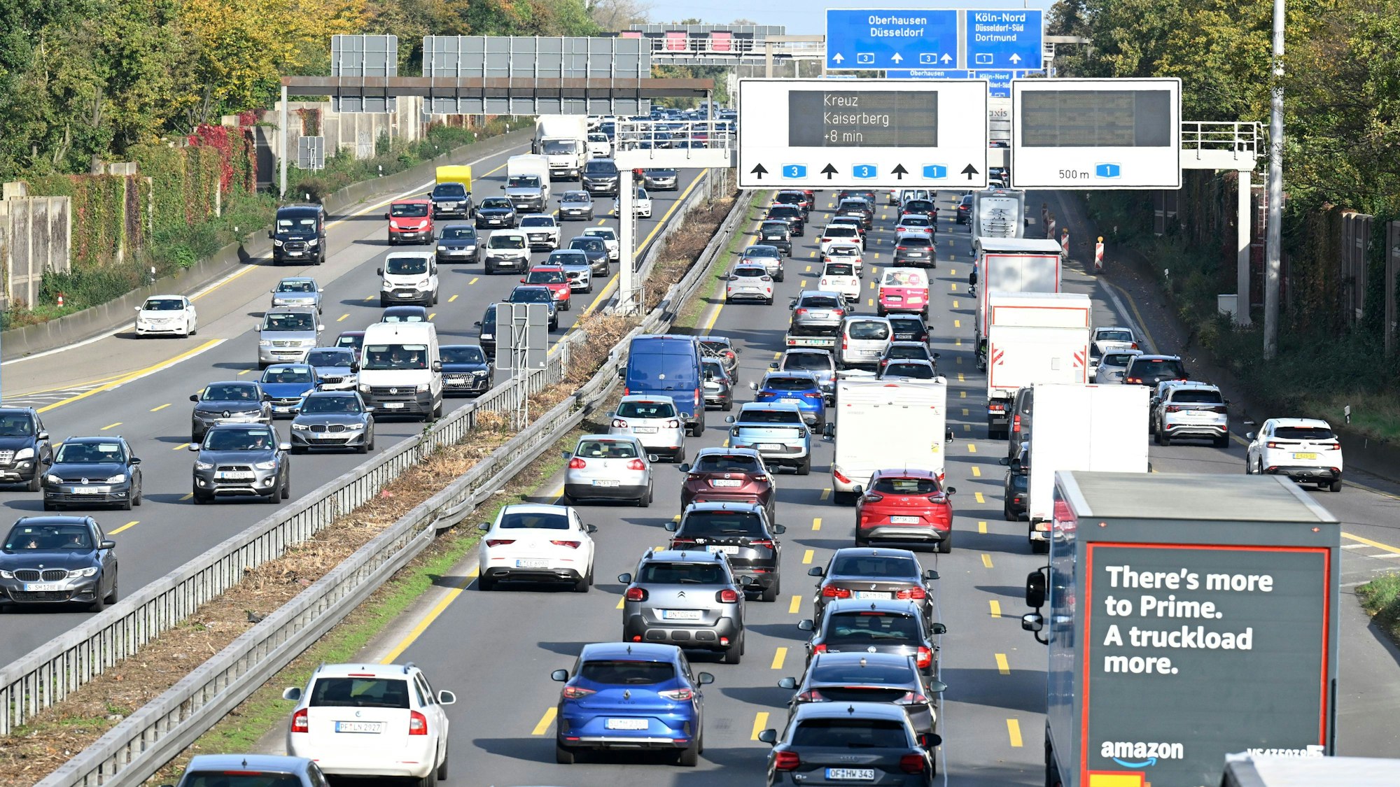ARCHIV - 26.10.2024, Nordrhein-Westfalen, Leverkusen: Fahrzeuge stauen sich am Leverkusener Kreuz. (zu dpa: «NRW weiter staugeplagt - Essen und Köln mit hoher Belastung») Foto: Roberto Pfeil/dpa +++ dpa-Bildfunk +++