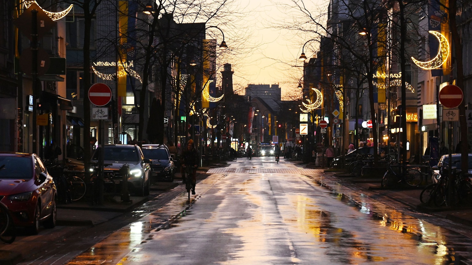 Das Bild zeigt die Ramadanbeleuchtung auf der Venloer Straße im Jahr 2025. (Archivbild von 2025)