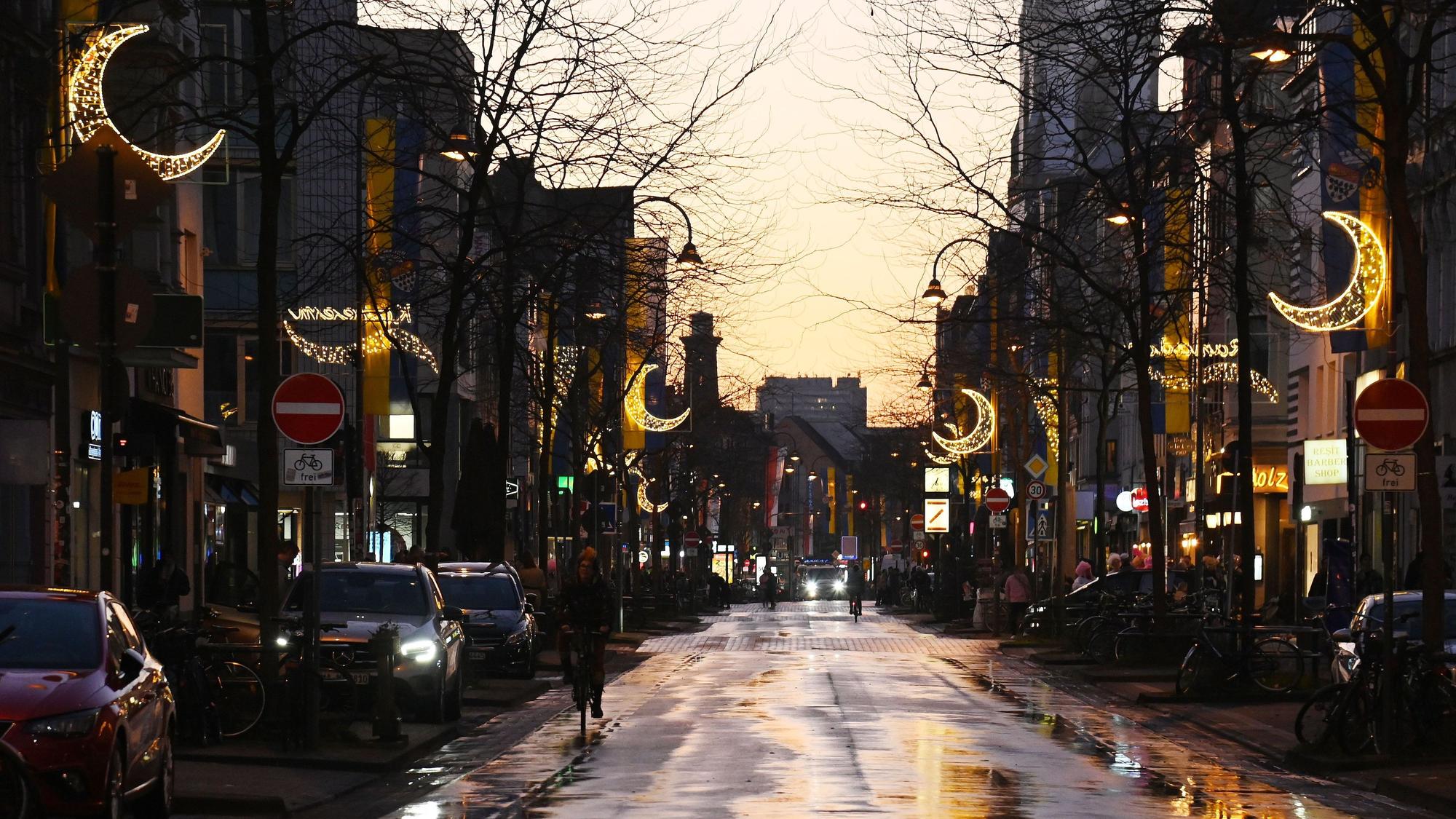 Das Bild zeigt die Ramadanbeleuchtung auf der Venloer Straße im Jahr 2025. (Archivbild von 2025)