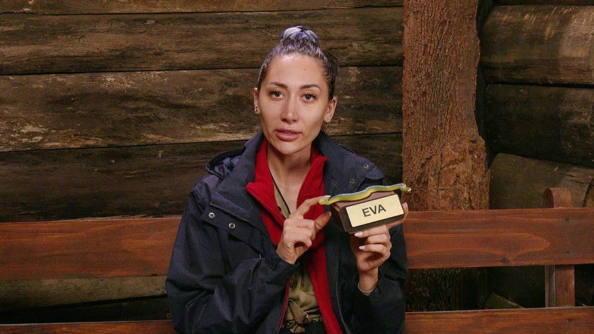 Samira überreichte symbolisch eine Schlange an Eva, was die gar nicht lustig fand. (Bild: RTL)