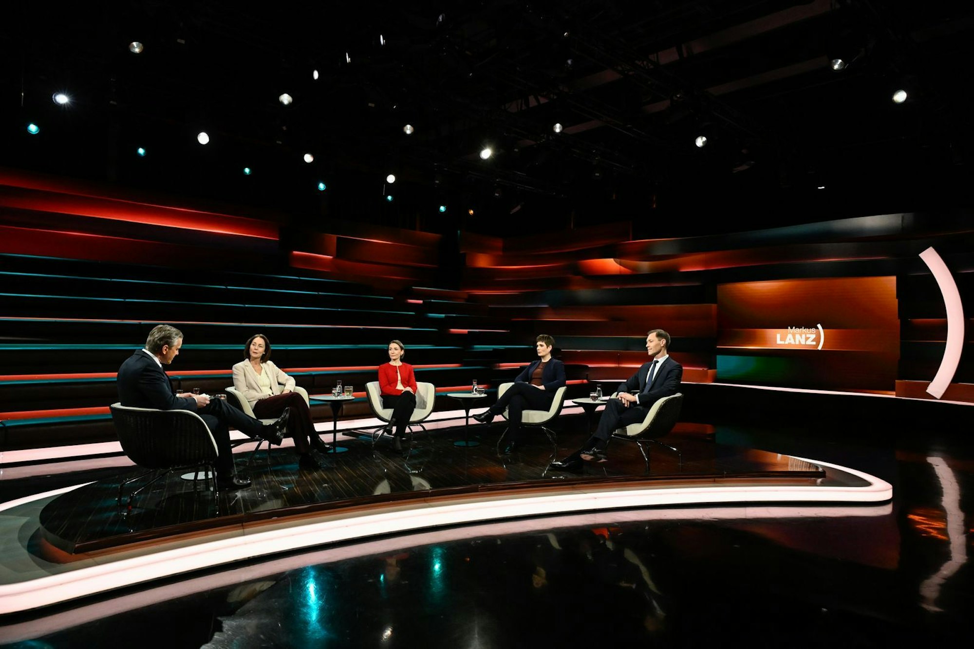 Markus Lanz (links) diskutierte am Dienstagabend mit SPD-Politikerin Katarina Barley (zweite von links), Sicherheitsexpertin Claudia Major (Mitte), Journalistin Mona Jaeger (zweite von rechts) und Strategieberater Julius van de Laar. (Bild: ZDF / Markus Hertrich)