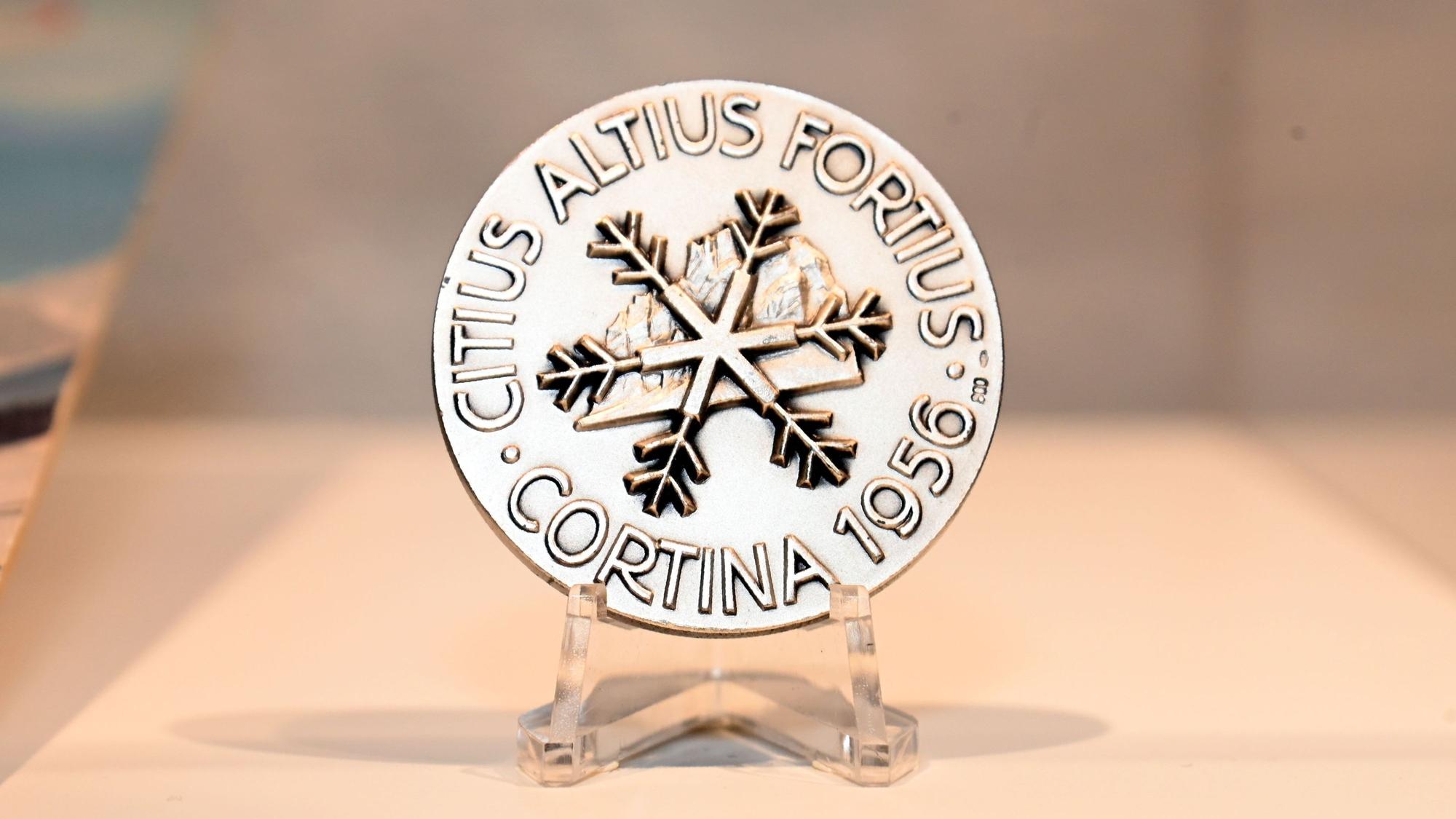 Silberne Erinnerungsmedaille von den Winterspielen Cortina d'Ampezzo 1956 im Deutschen Sport- und Olympiamuseum in Köln.