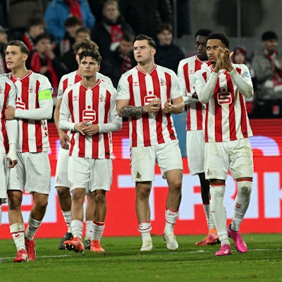 04.02.2026, Nordrhein-Westfalen, Köln: UEFA Youth League: 1. FC Köln - Inter Mailand, RheinEnergie-Stadion, Die Spieler des FC Köln stehen nach der Niederlage enttäuscht auf dem Platz. Foto: Federico Gambarini/dpa +++ dpa-Bildfunk +++