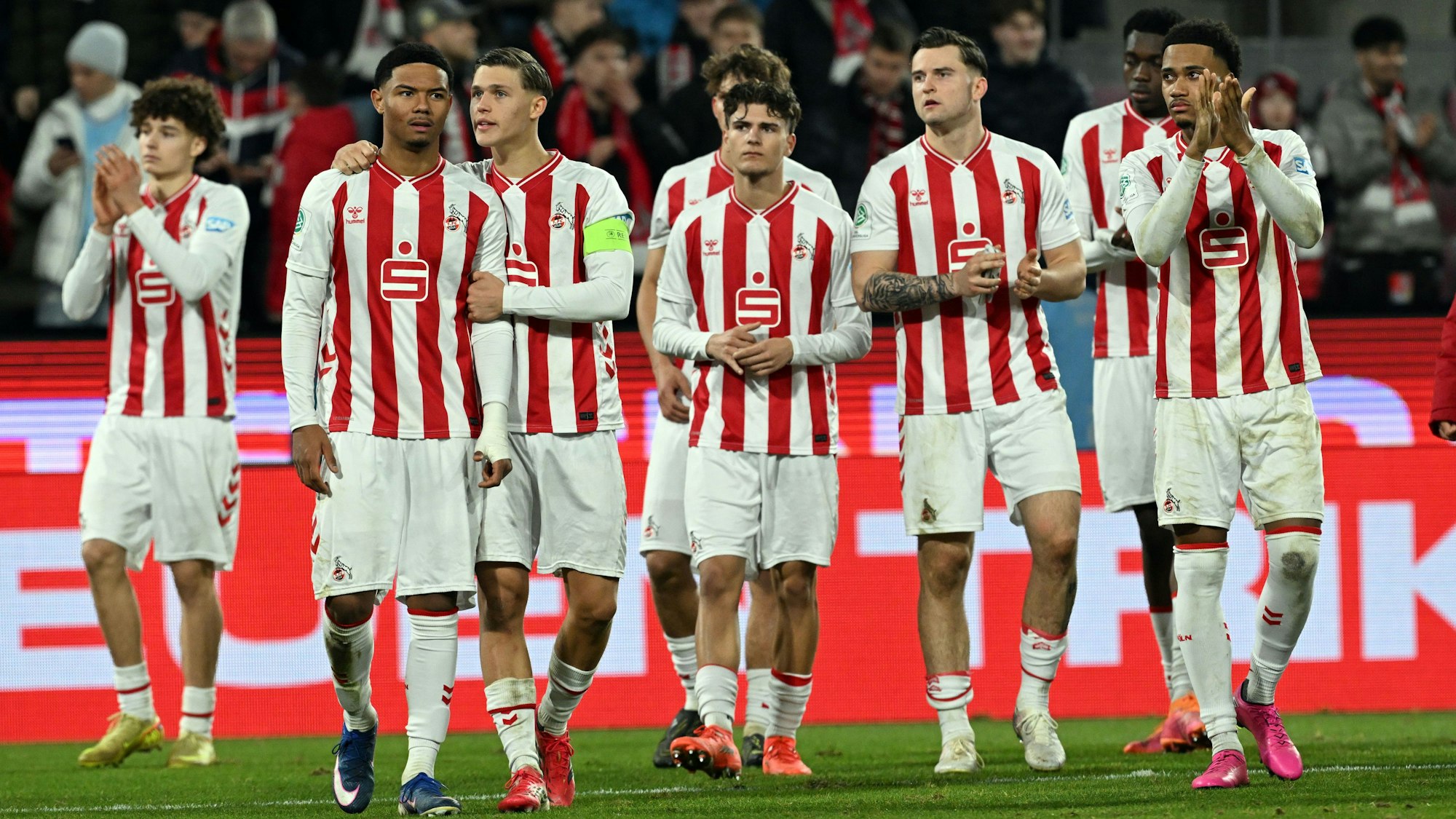 04.02.2026, Nordrhein-Westfalen, Köln: UEFA Youth League: 1. FC Köln - Inter Mailand, RheinEnergie-Stadion, Die Spieler des FC Köln stehen nach der Niederlage enttäuscht auf dem Platz. Foto: Federico Gambarini/dpa +++ dpa-Bildfunk +++