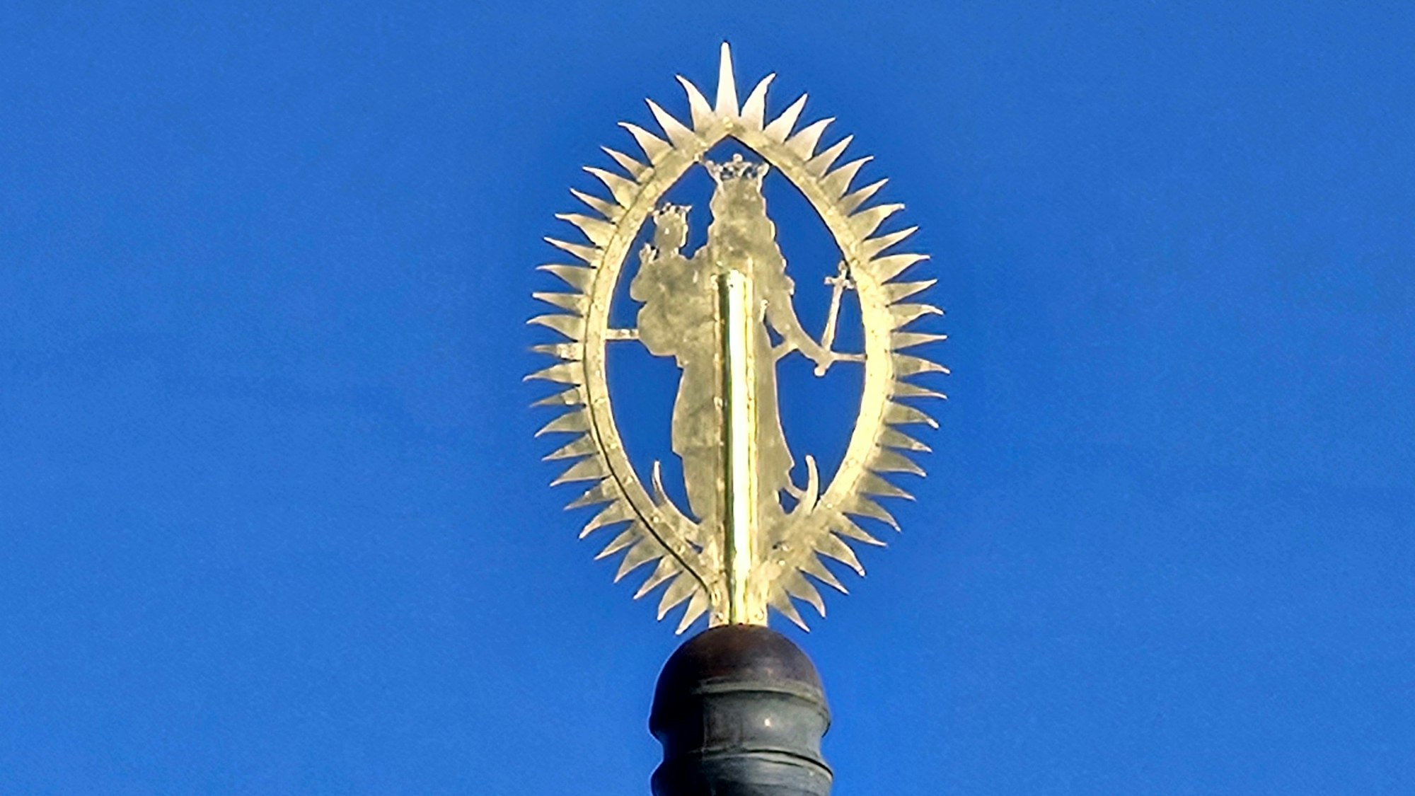 Das Foto zeigt die Madonna von hinten.