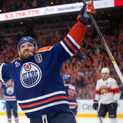 Leon Draisaitl jubelt im Trikot der Edmonton Oilers.